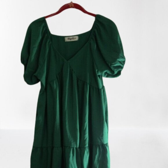 Haptics by Holly Harper Dresses & Skirts - Shamrock Green Sweetheart Neckline Tiered Crinkle Dress by Haptics Size Small